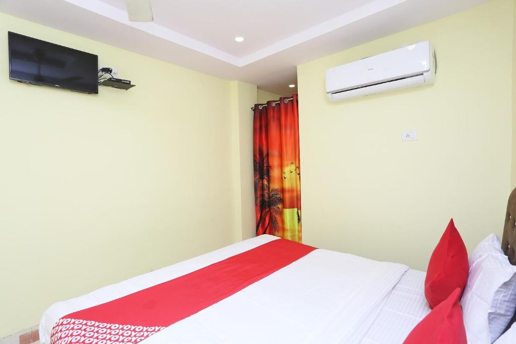 Postel nebo postele na pokoji v ubytování Hotel O Manoj