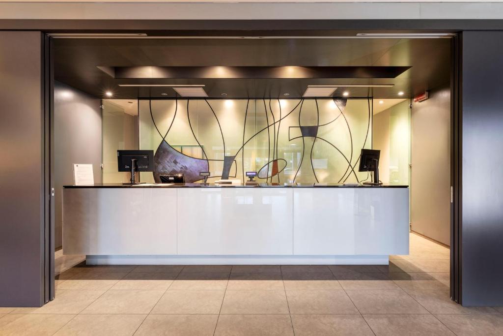 Pokój z ladą z wazonem w obiekcie B&B Hotel Arezzo w Arezzo