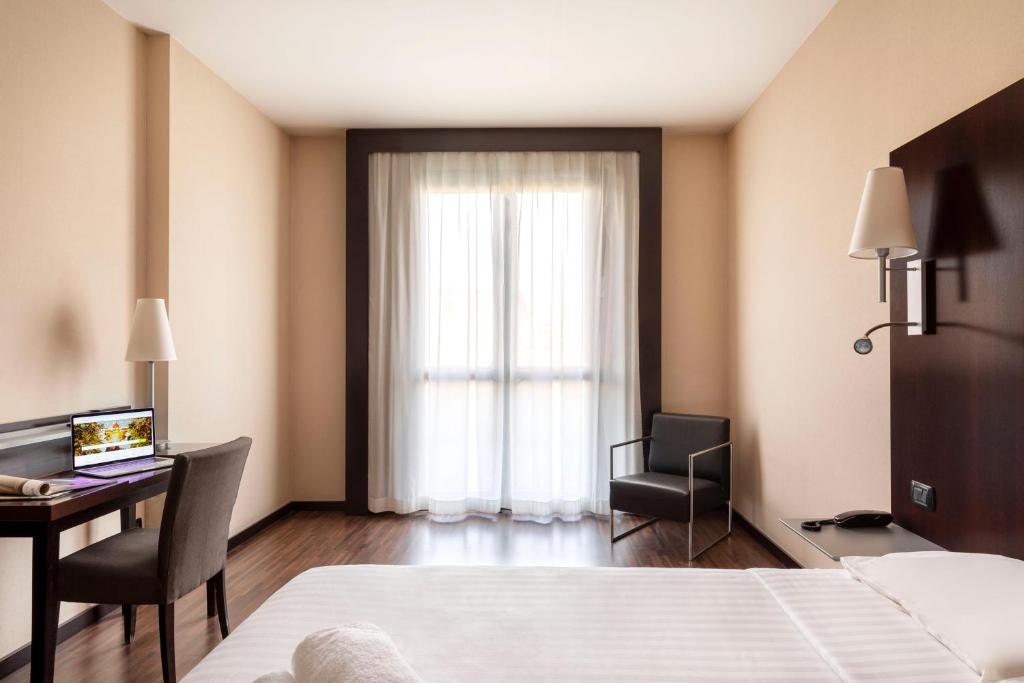 Łóżko lub łóżka w pokoju w obiekcie B&B Hotel Arezzo