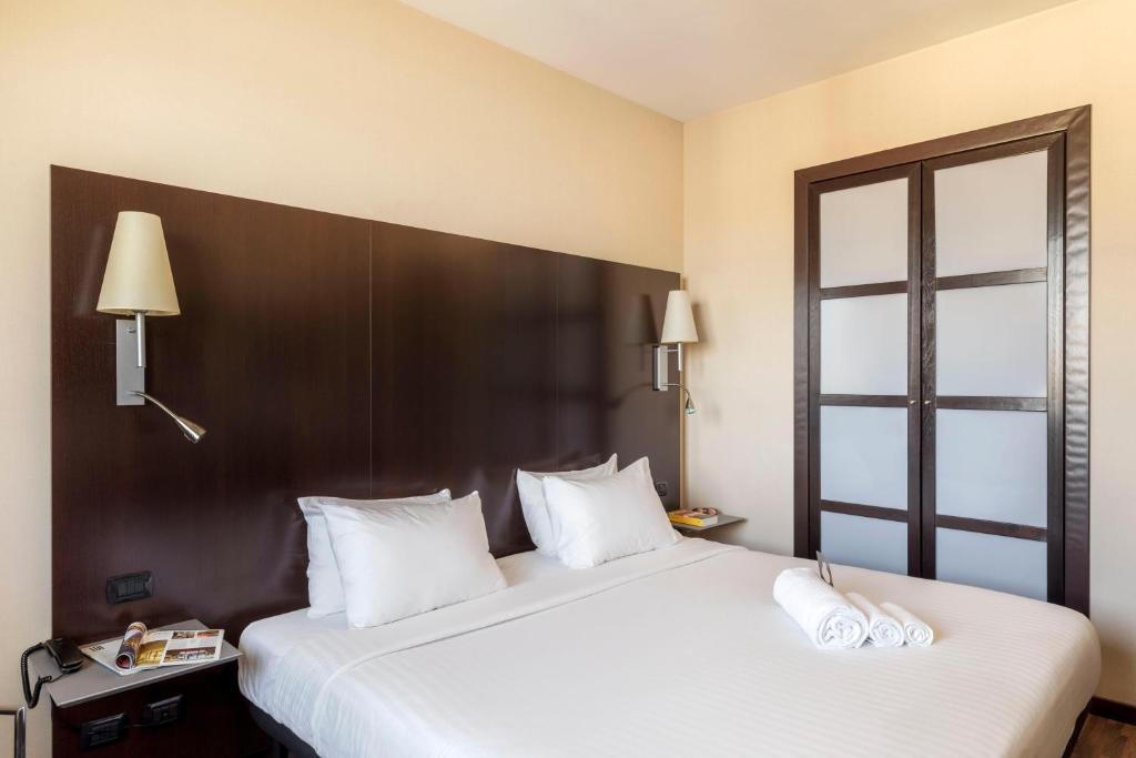 Łóżko lub łóżka w pokoju w obiekcie B&B Hotel Arezzo