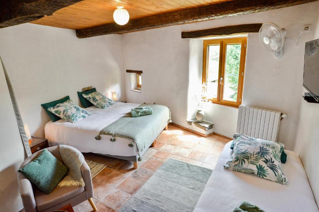 Katil atau katil-katil dalam bilik di Mas de Boissière - Chambres d'hôtes avec piscine et jacuzzi