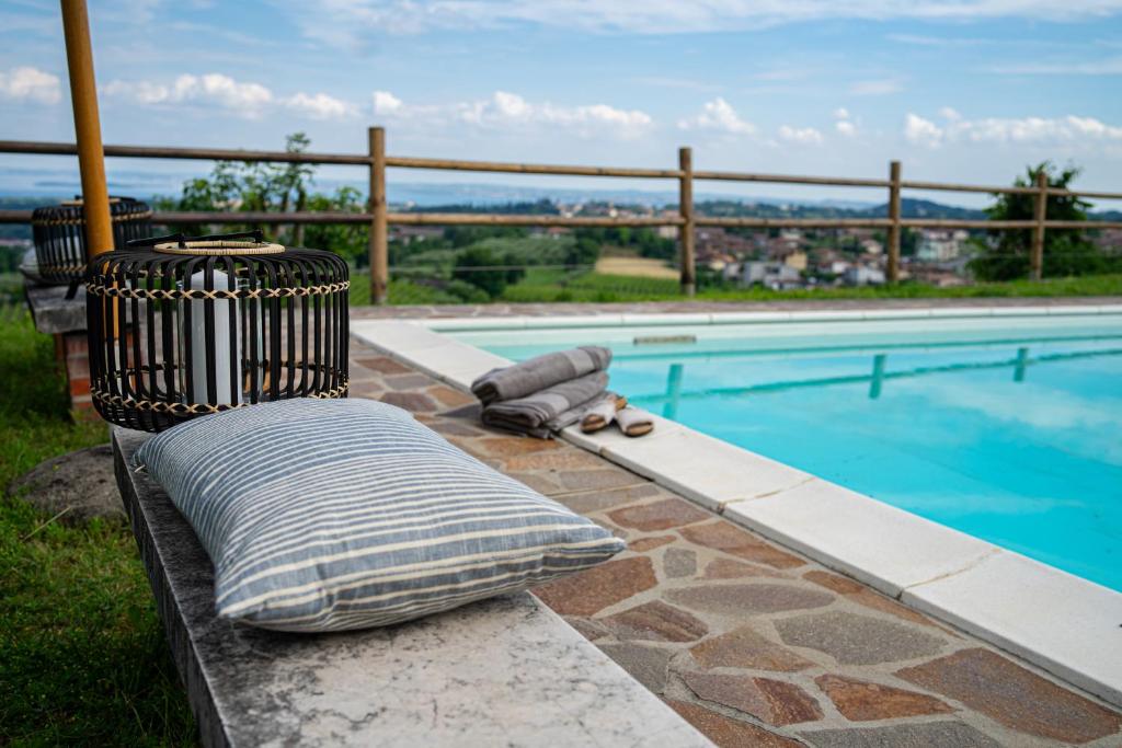 - une piscine avec un banc à côté dans l'établissement Villa Venti, à Polpenazze del Garda