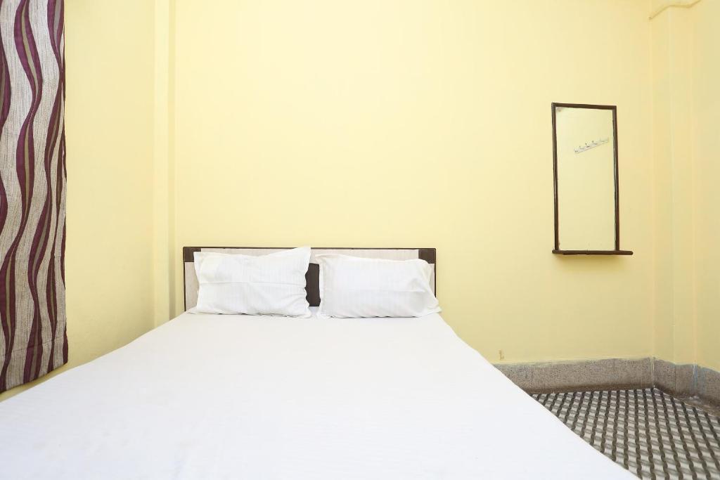Postel nebo postele na pokoji v ubytování Hotel O Surya