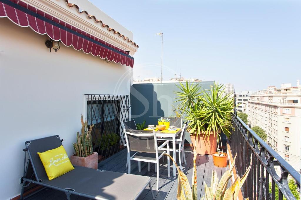 Bright Apartment with Terrace near Sants Station