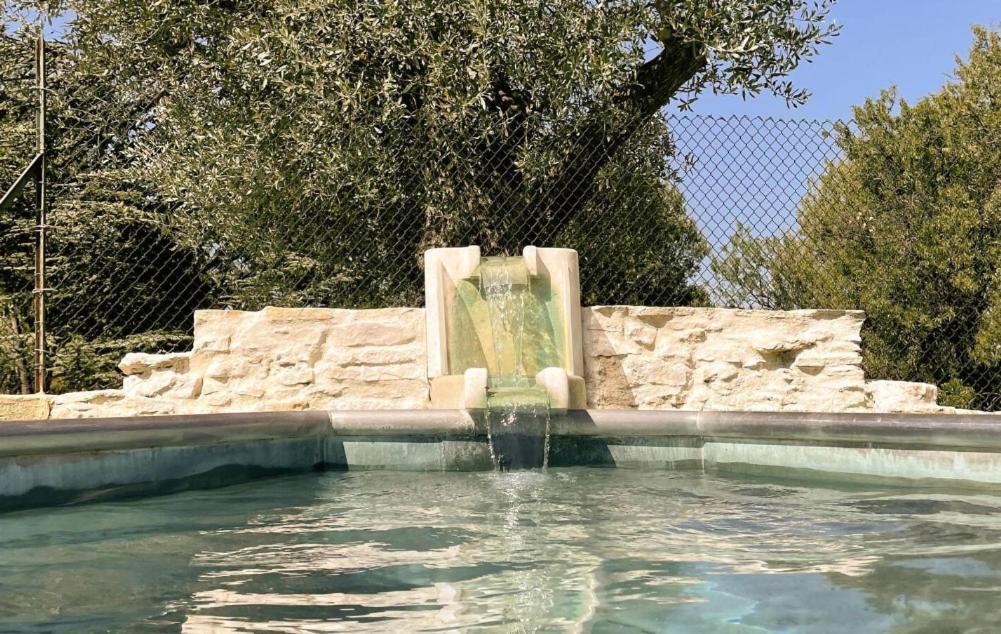 Le PEROTIN في Villes-sur-Auzon: نافورة في تجمع مياه في حديقة