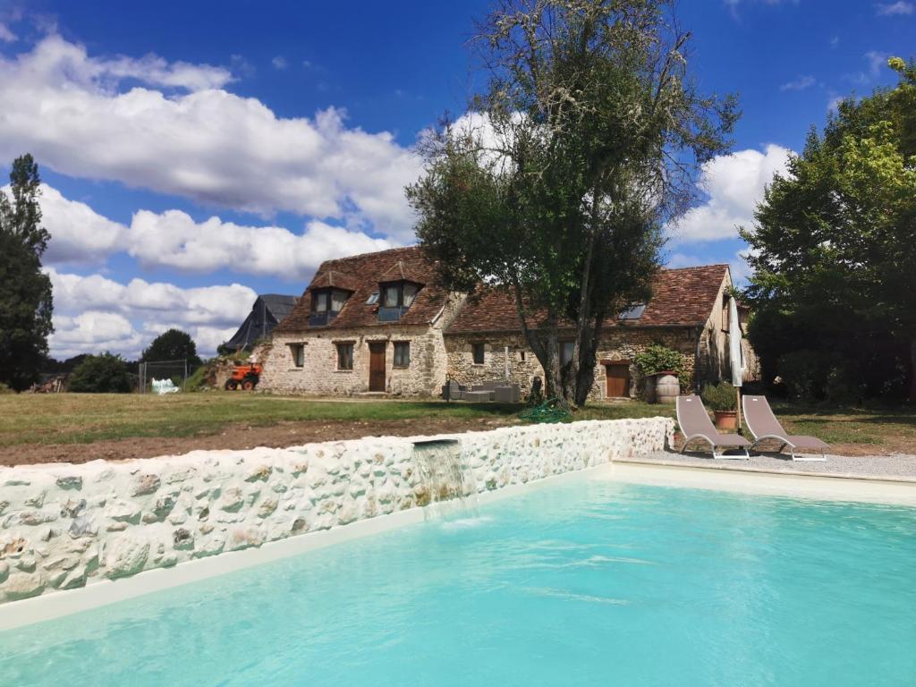 une maison avec une piscine devant une maison dans l'établissement Maison 6 pers Piscine Privée Plazac, à Plazac