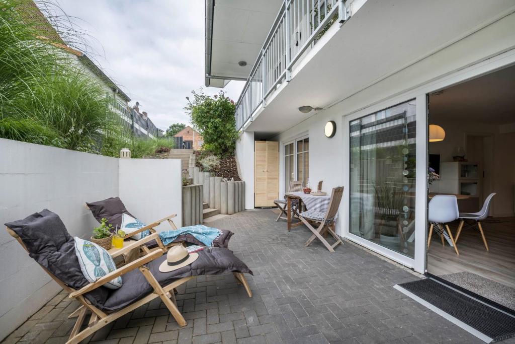eine Terrasse mit Stühlen und einem Tisch auf einem Balkon in der Unterkunft He, wat mooi in Lübeck