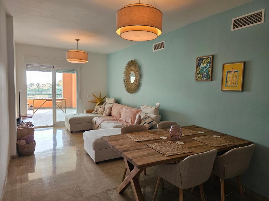 Casa Micangelo - seaview, 10 mins walk to beach