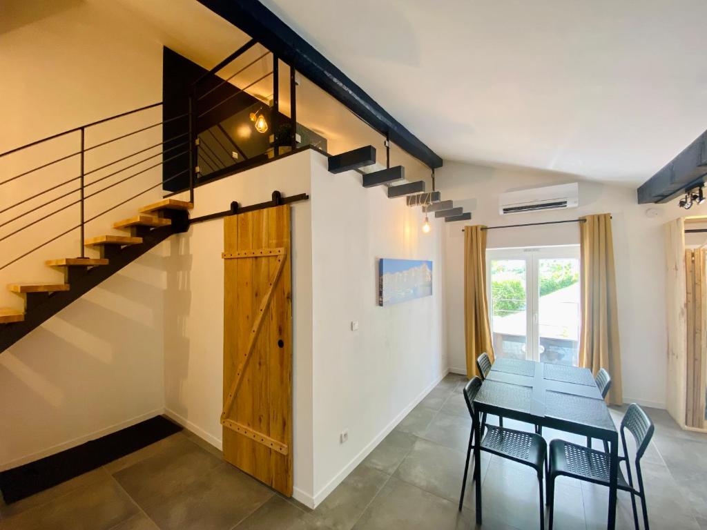 une salle à manger avec une table et un escalier dans l'établissement Sérénité Basque, à Ainhoa