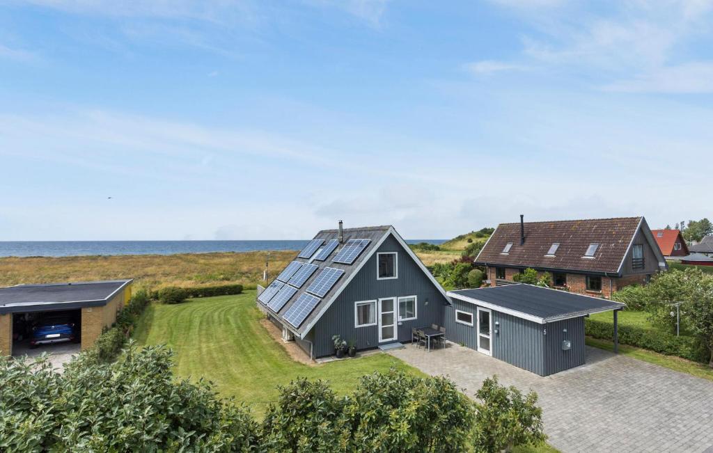 巴恩科普Three-Bedroom Holiday Home Bagenkop With Sea View 04的享有带日光浴室的房屋的空中景致