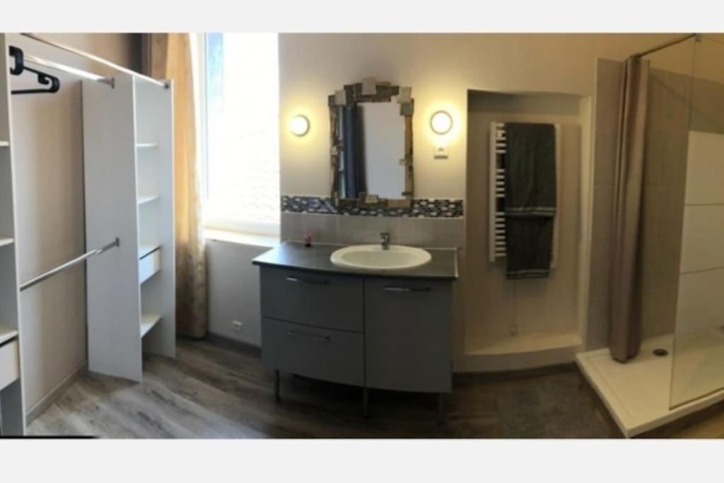 Et badeværelse på Duplex neuf avec extérieur