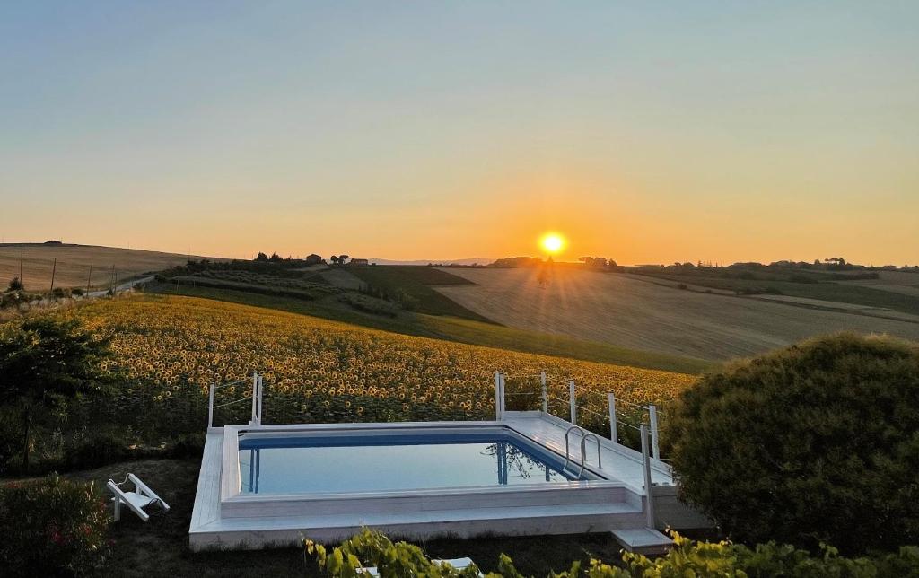 Bazén v ubytování AGRITURISMO LA MOROLLA nebo v jeho okolí