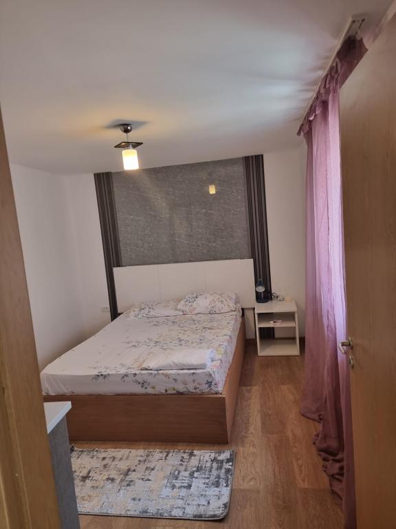 ein kleines Schlafzimmer mit einem Bett und einem Fenster in der Unterkunft ADC&Studio in Constanţa