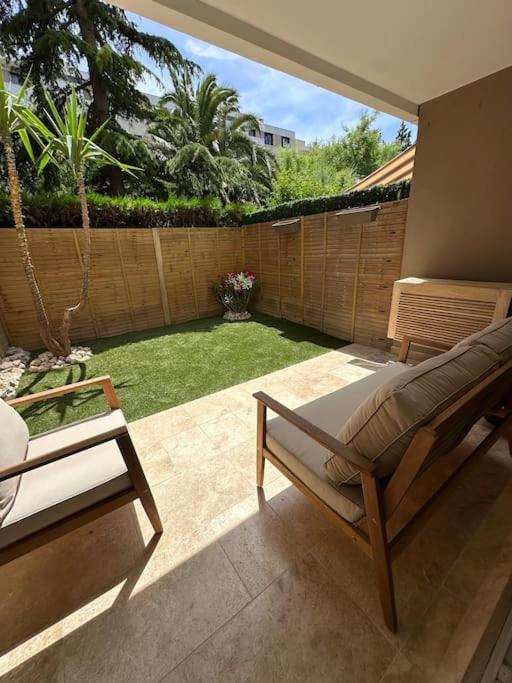 un patio avec un lit et une chaise et une cour dans l'établissement Studio Lulu, à Marseille