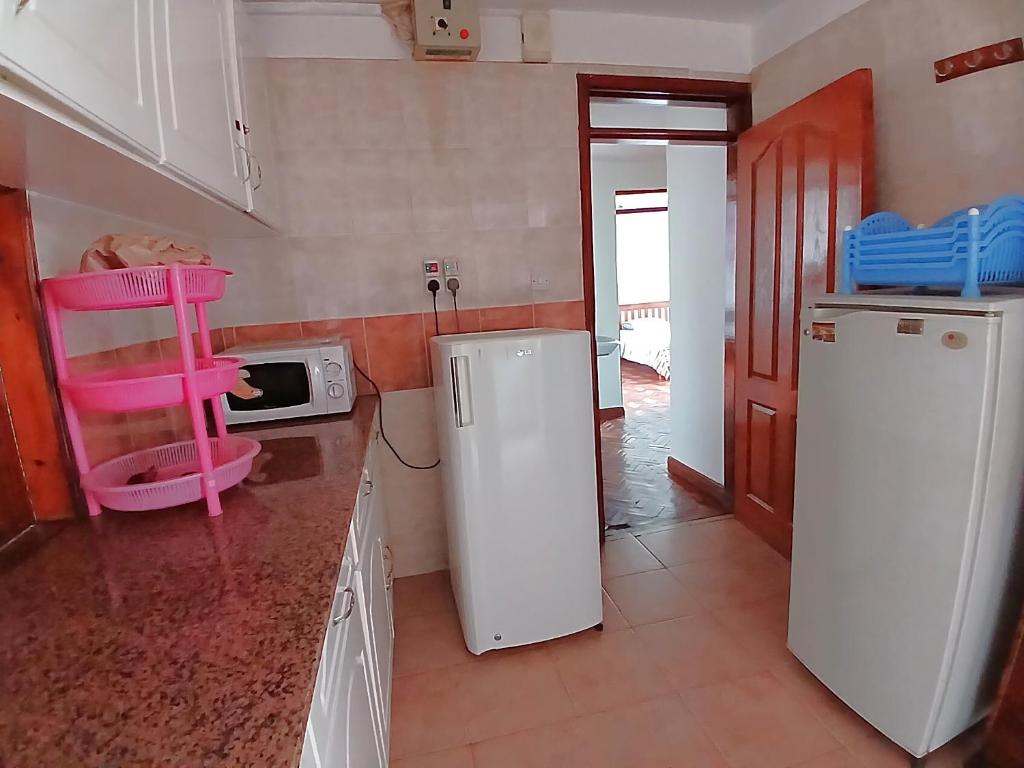 Kuchyň nebo kuchyňský kout v ubytování Spacious Ensuite Room Lavington