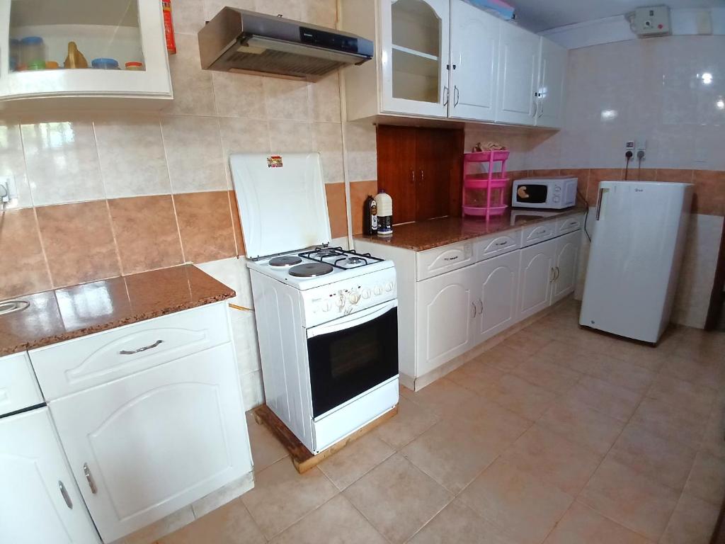 Kuchyň nebo kuchyňský kout v ubytování Spacious Ensuite Room Lavington