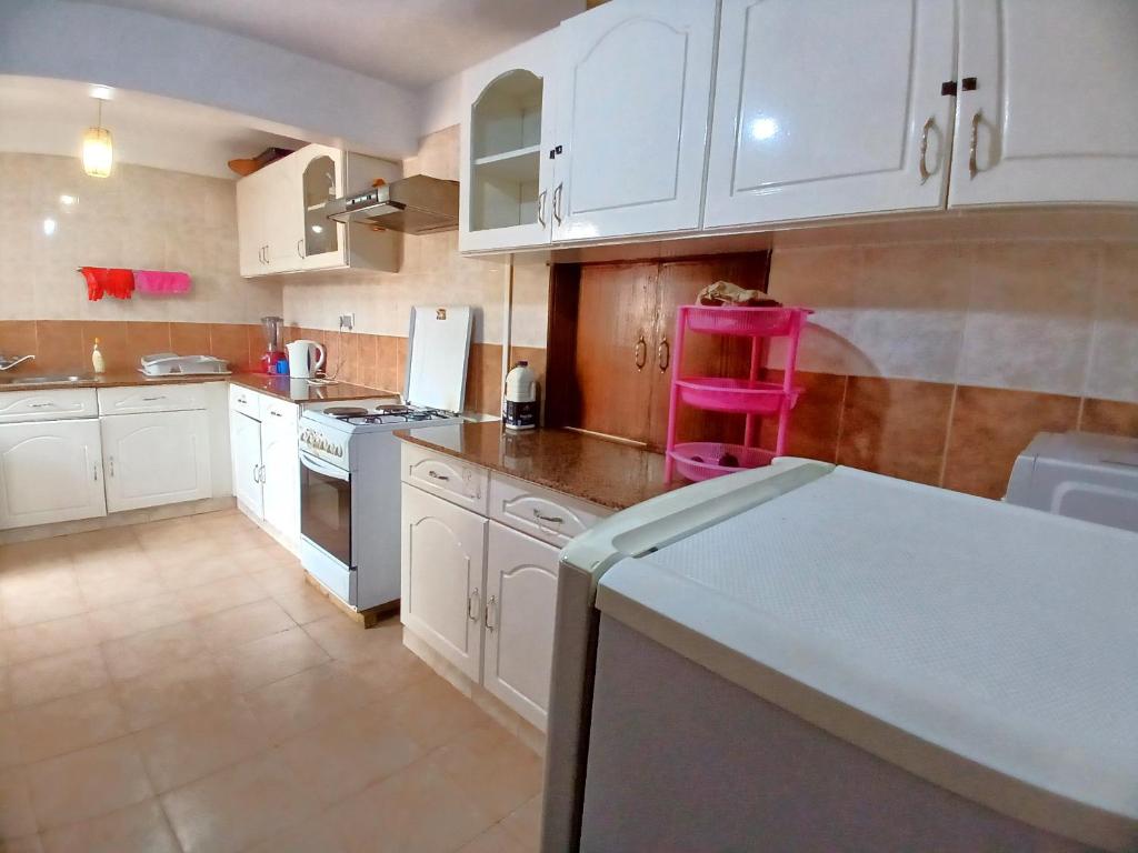 Kuchyň nebo kuchyňský kout v ubytování Spacious Ensuite Room Lavington