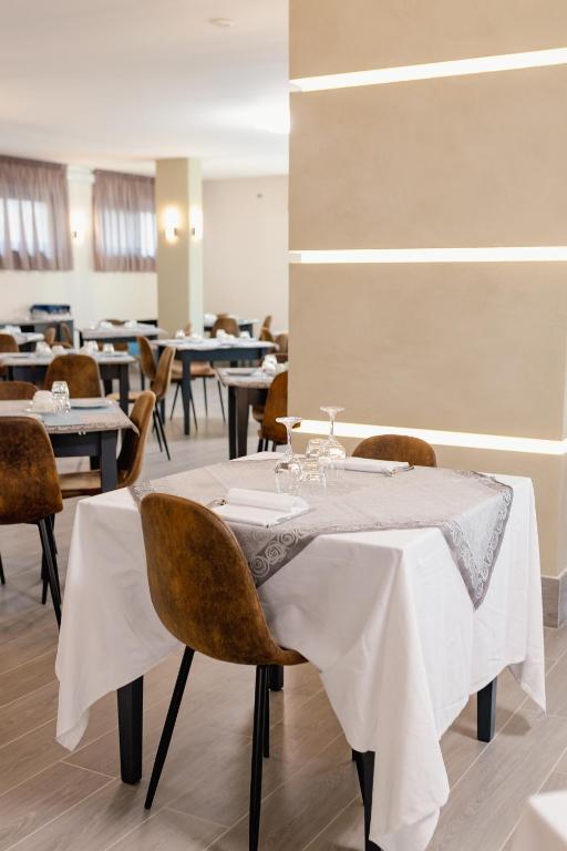 Hotel BluMarineにあるレストランまたは飲食店