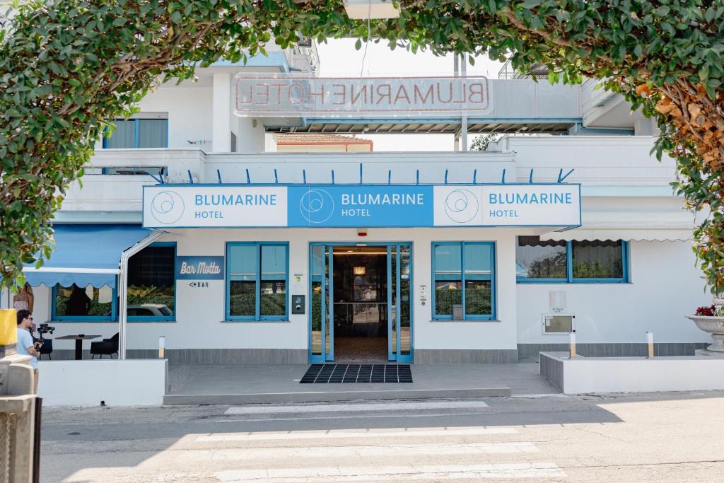ロゼート・デッリ・アブルッツィにあるHotel BluMarineの青い看板入口