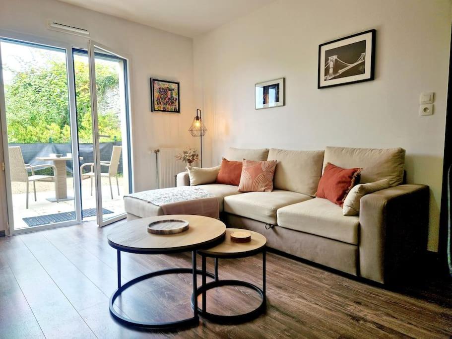 un salon avec un canapé et une table dans l'établissement L'Escale, à Cherbourg en Cotentin