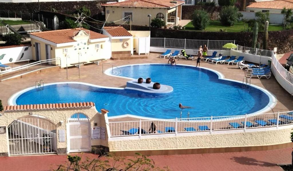 eine Draufsicht auf einen großen Swimmingpool mit Menschen darin in der Unterkunft Miraverde Heated Pool in Adeje