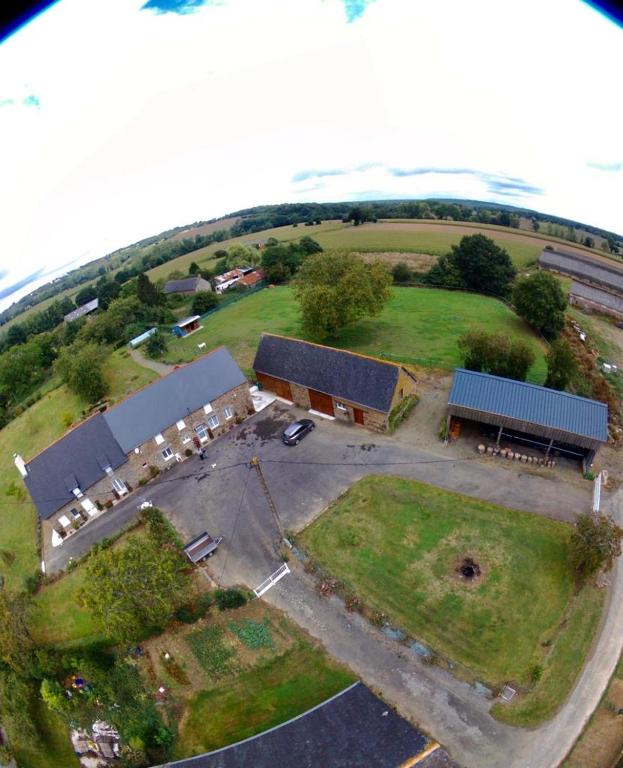 - une vue aérienne sur un bâtiment avec un parc dans l'établissement AU COEUR DE LA BRETAGNE ,Chez Colette et Gerard, à Bazouges-la-Pérouse