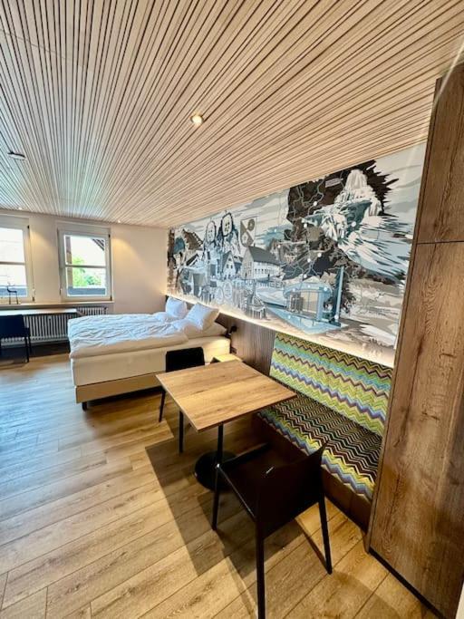 Un dormitorio con una cama, un escritorio y una mesa. en FeWo Holzäpfel Dunningen, en Dunningen
