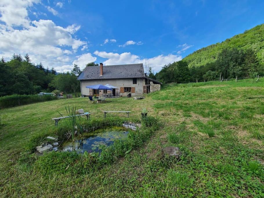 ein Haus mitten auf einem Feld in der Unterkunft Calme et plein air in Monestier-de-Clermont