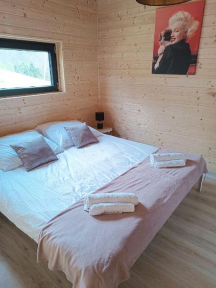 Uma cama ou camas num quarto em Domki RESET