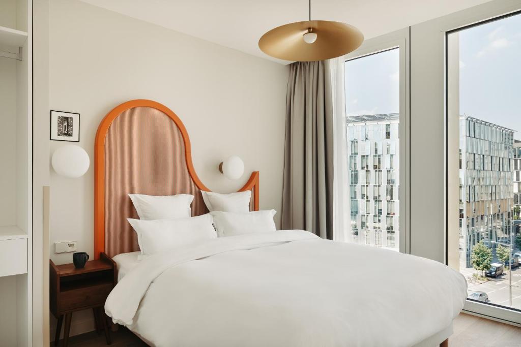 Postel nebo postele na pokoji v ubytování Edgar Suites Lille - Shake