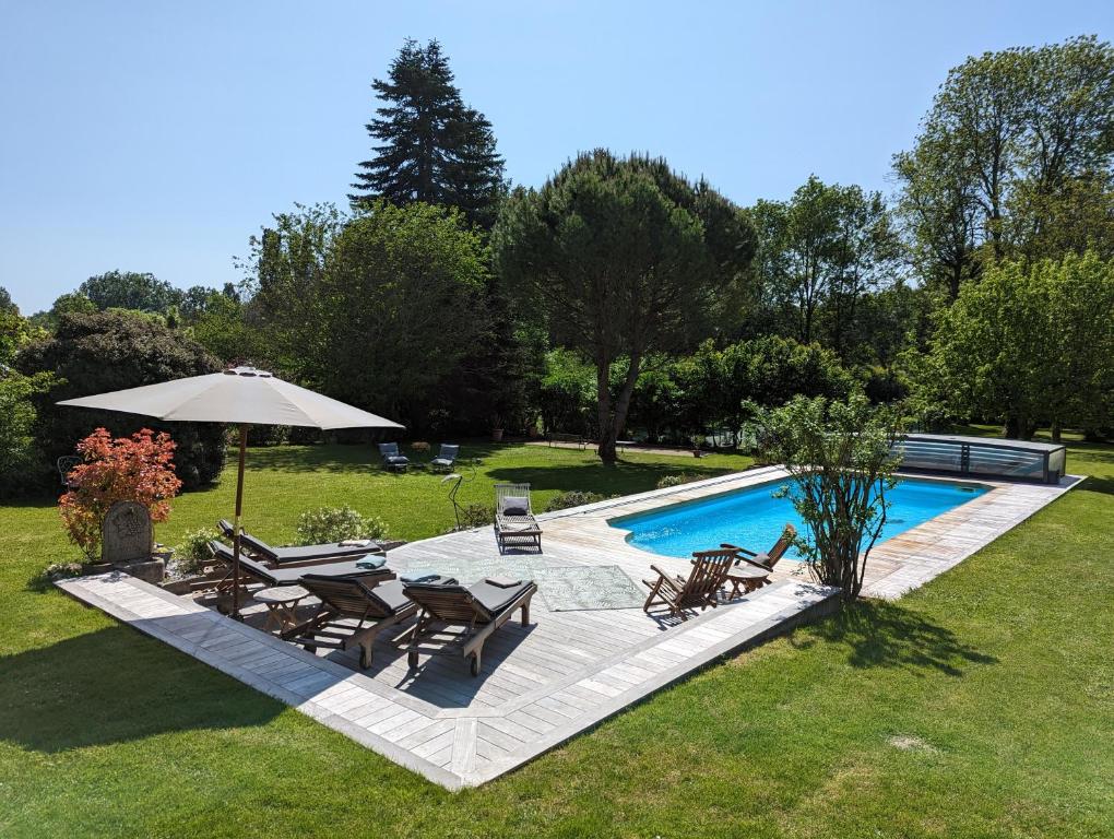 Bazén v ubytování Hameau du Moulin d Almont nebo v jeho okolí