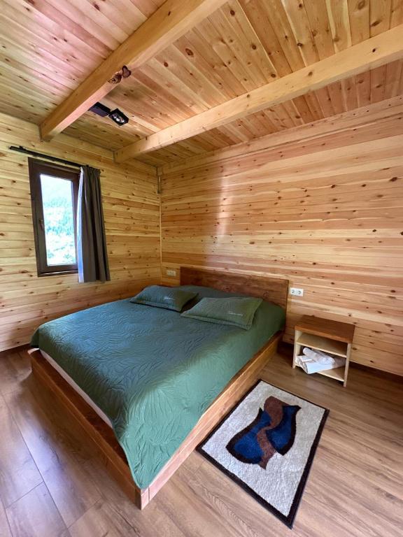 Postel nebo postele na pokoji v ubytování Cottages SHIKHRA - კოტეჯები შიხრა