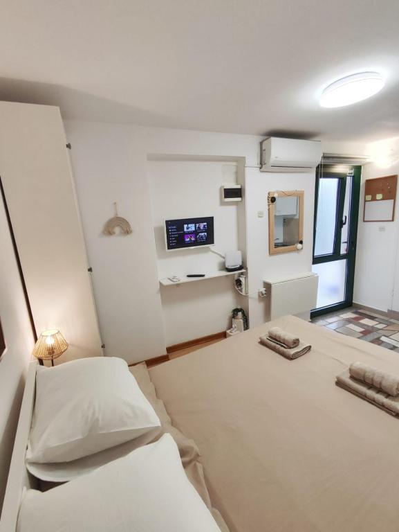 Voodi või voodid majutusasutuse Assi Room toas