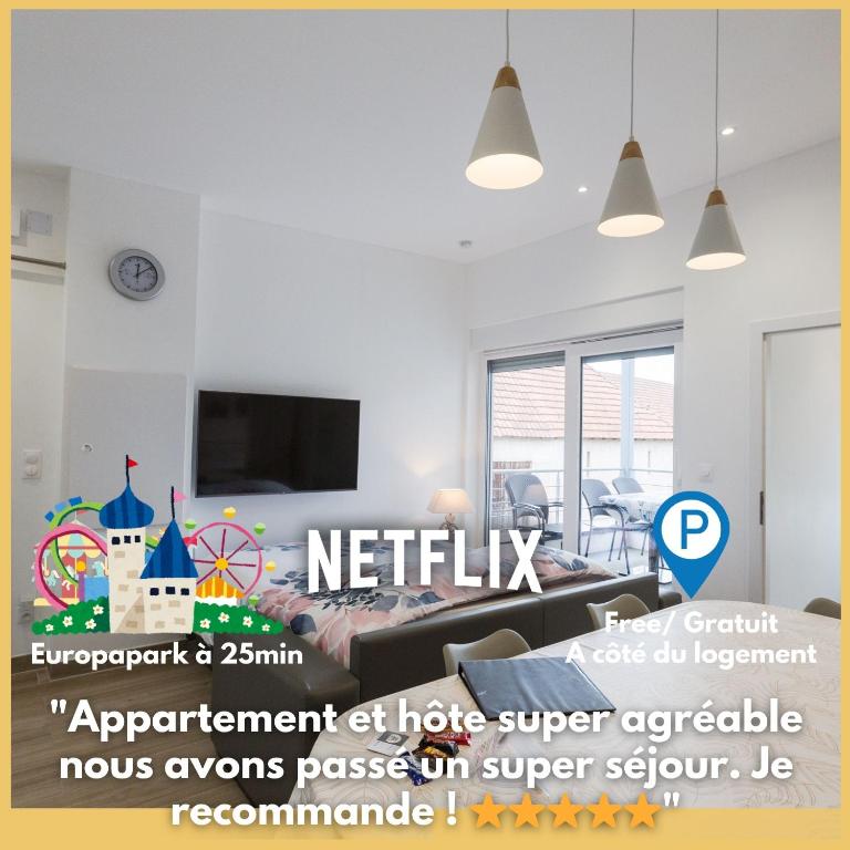un salon avec un canapé et une télévision dans l'établissement Sollaris Appartements 3P 1ère étage à 11km d'Europa-Park, à Friesenheim