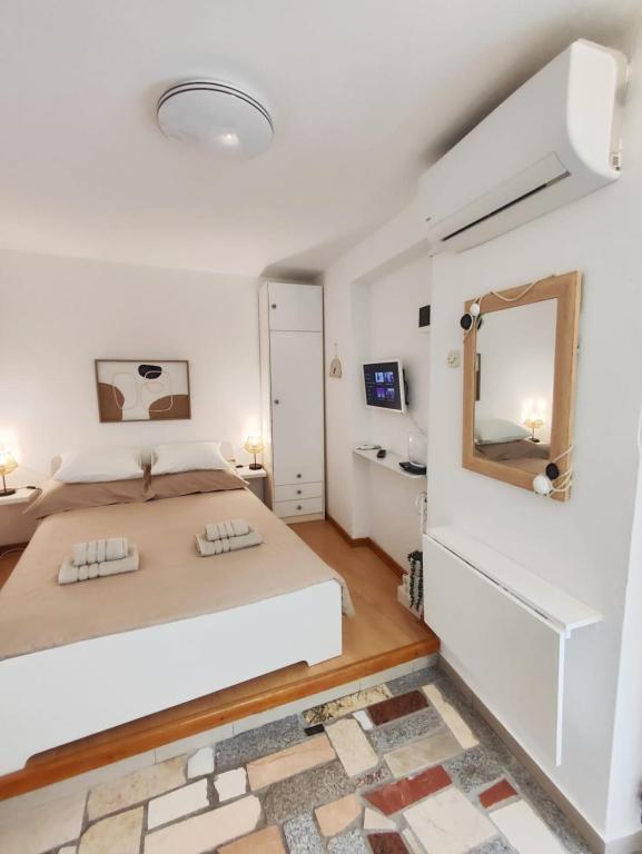 Voodi või voodid majutusasutuse Assi Room toas