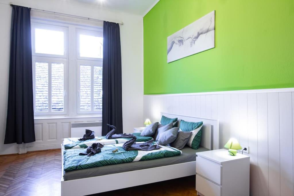 Live like a Local in an old Historic House 1086 Budapest, Koszorú utca 19-21 1st floor apt nr 4. kép - 1