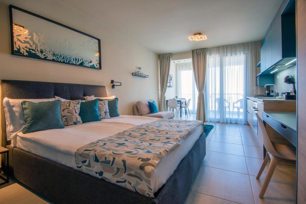 a hotel room with a bed and a kitchen at Студия Морска хармония in Sozopol