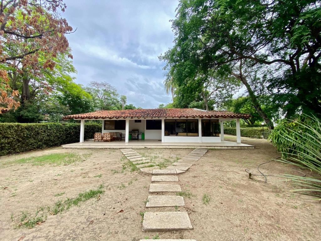 a small white building with a roof at Exclusiva Villa con Salida al Mar in Santa Marta