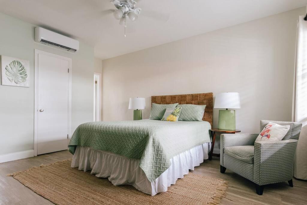 Postel nebo postele na pokoji v ubytování Cozy private studio 2 blocks from Pompano Beach