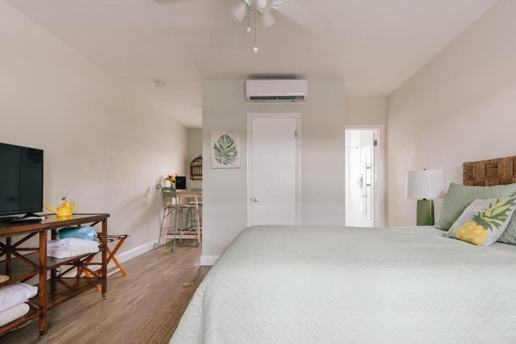 Postel nebo postele na pokoji v ubytování Cozy private studio 2 blocks from Pompano Beach