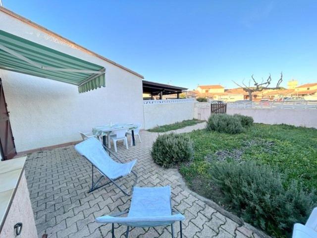 d'une terrasse avec 2 chaises, une table, une table et des chaises. dans l'établissement Agréable Maison Résidence au calme - terrasse- parking privé - 6ANI147, au Barcarès