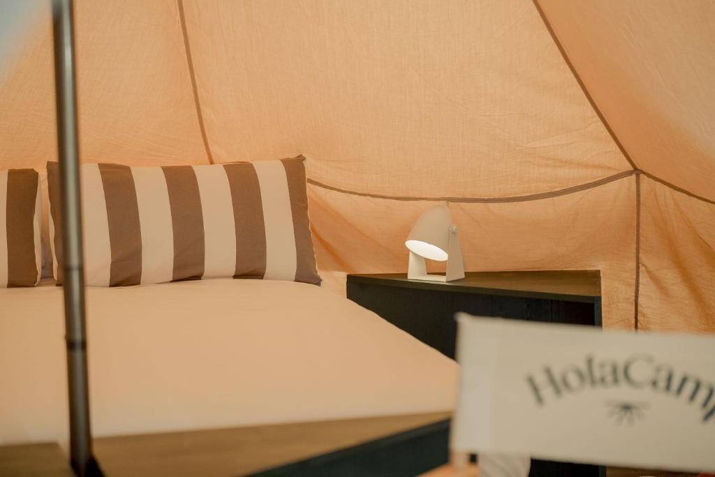 Cama o camas de una habitación en HolaCamp Sitges Garrofer