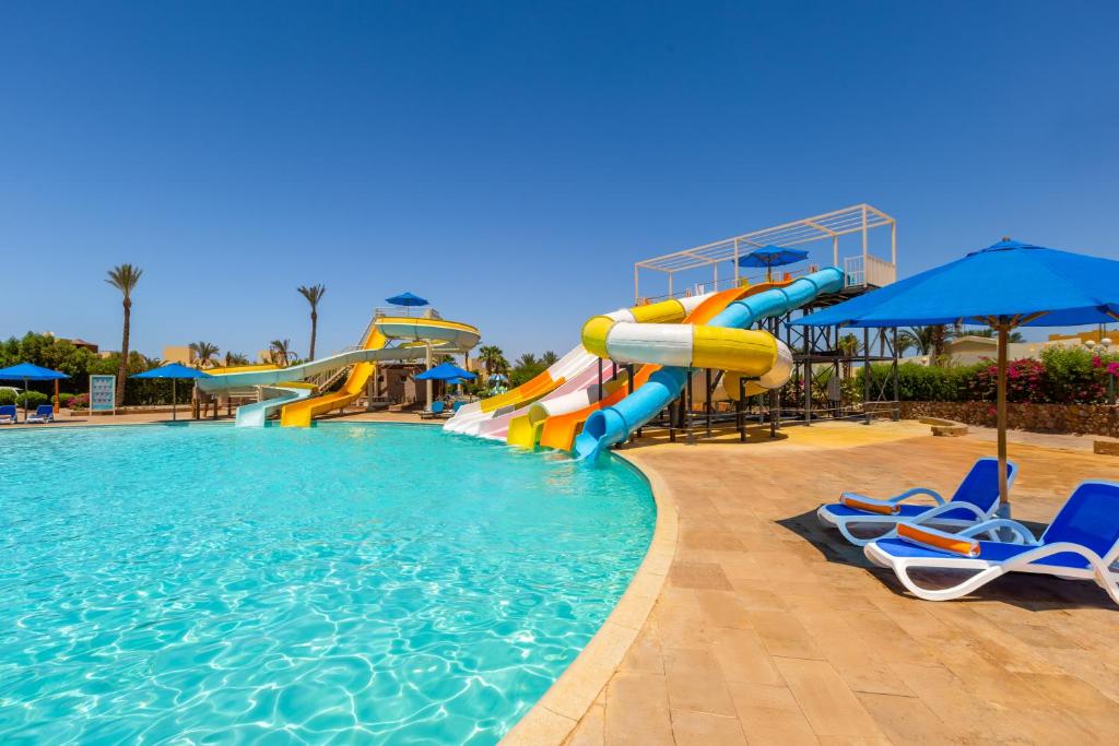 Bazén v ubytování Amwaj Oyoun Resort & Casino nebo v jeho okolí