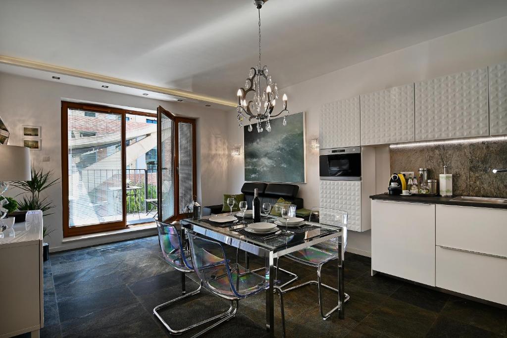 Kuchyňa alebo kuchynka v ubytovaní Apartamenty Prestige Browar Lubicz Stare Miasto
