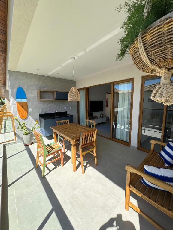 Kuchyň nebo kuchyňský kout v ubytování Village em Itacimirim lindo, novo e tranquilo à 400 m da Praia da Espera