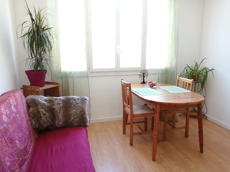 un salon avec une table et un canapé dans l'établissement Bright central apartment close to St Charles station, à Marseille