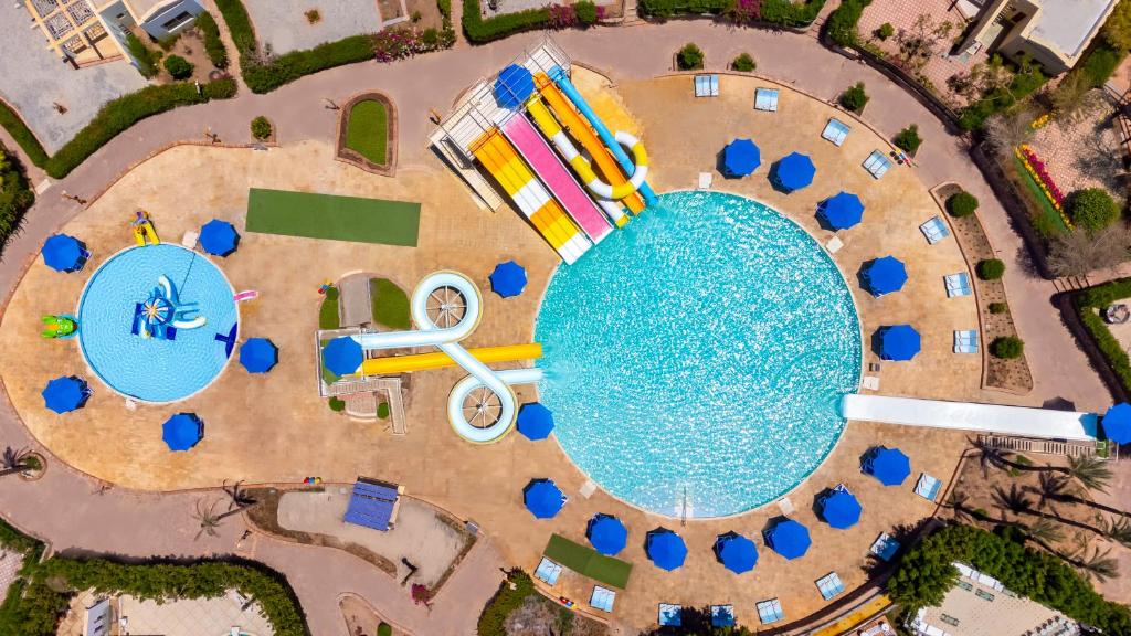 Bazén v ubytování Amwaj Oyoun Resort & Casino nebo v jeho okolí