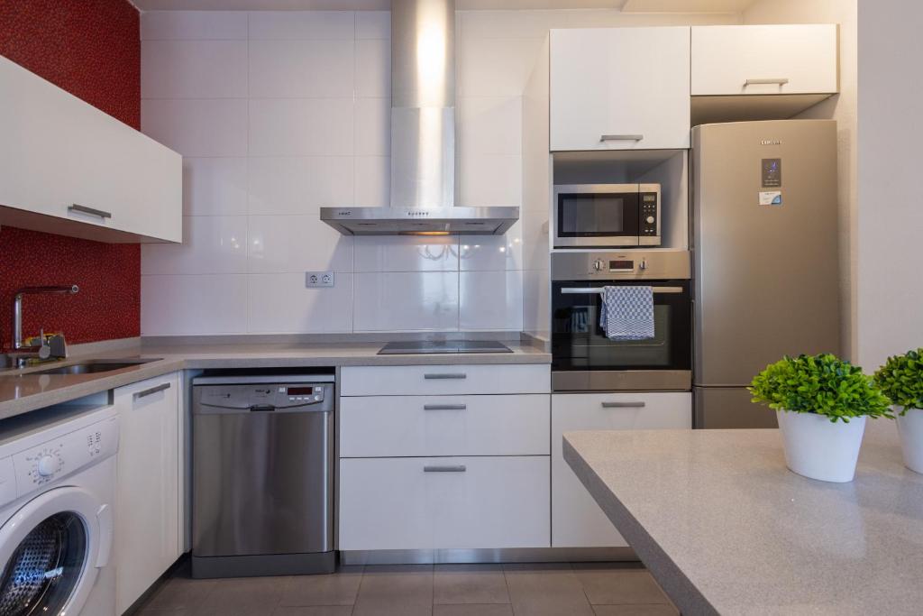 Kuchyňa alebo kuchynka v ubytovaní FLORIT FLATS - Stylish 2 Bedroom AC Wifi Terrace Attic in Valencia Center