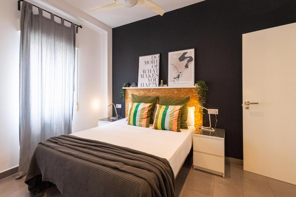 Posteľ alebo postele v izbe v ubytovaní FLORIT FLATS - Stylish 2 Bedroom AC Wifi Terrace Attic in Valencia Center