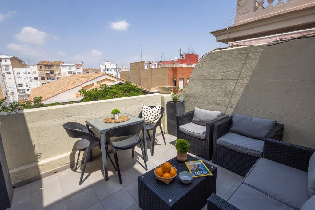 Posedenie v ubytovaní FLORIT FLATS - Stylish 2 Bedroom AC Wifi Terrace Attic in Valencia Center